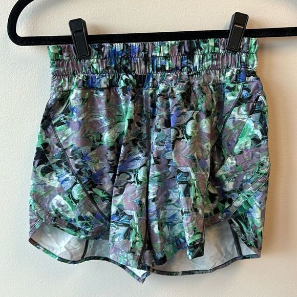 lululemon shorts track that 5" floral print size 4 black and blue